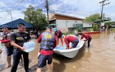 ประมวลภาพ ตำรวจน้ำหนองคาย ช่วยผู้ประสบภัยน้ำท่วมในพื้นที่